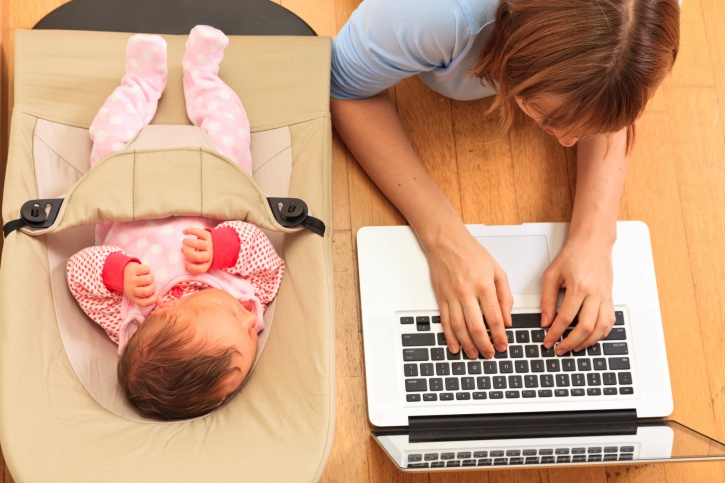 baby_and_mom_on_laptop_from_above